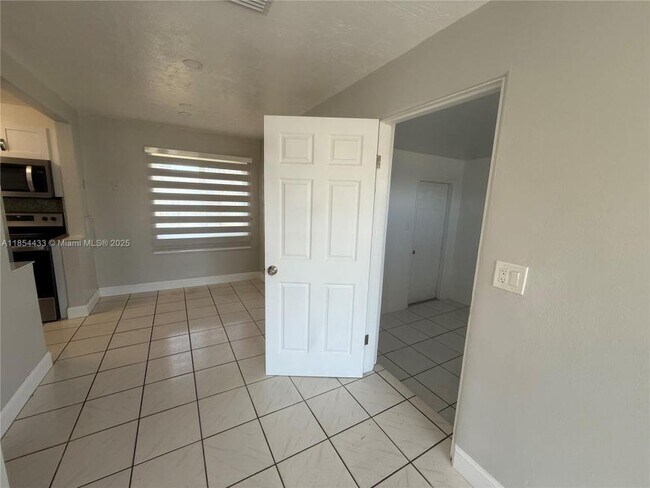 Building Photo - 2 bedroom in Hollywood FL 33023