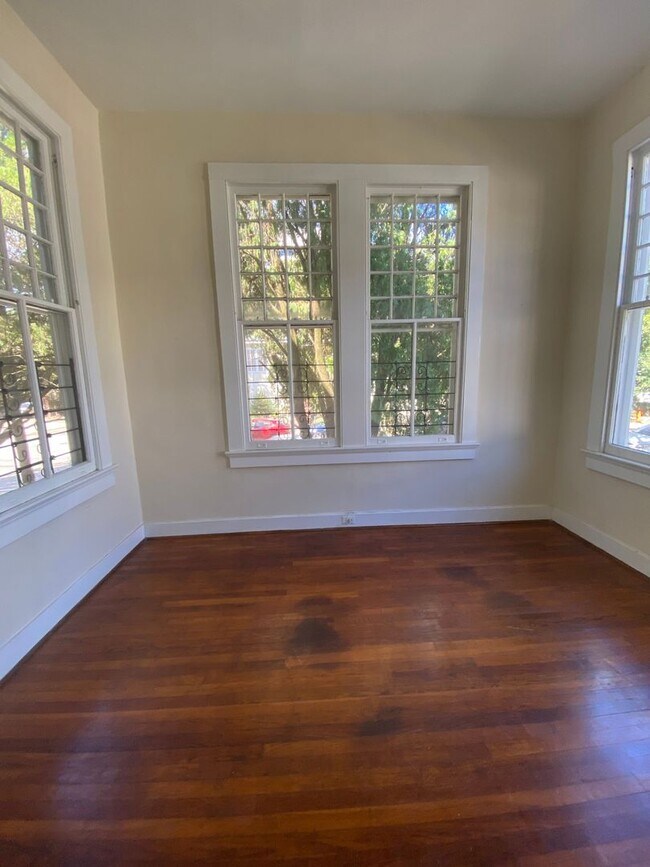 Building Photo - 2BD/1BA with natural light, hardwood floor...