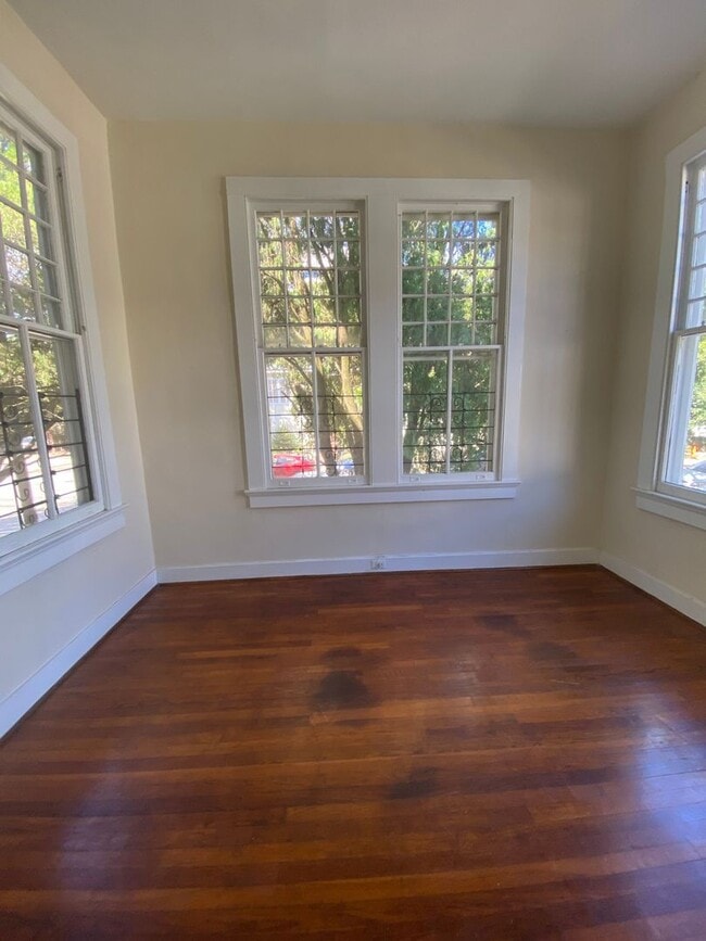 Building Photo - 2BD/1BA with natural light, hardwood floors, off street parking STEPS from Campus