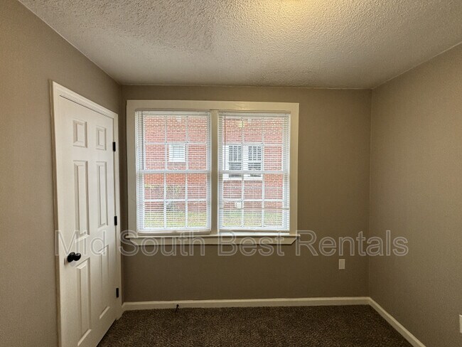 Building Photo - 2415 S Ringo St