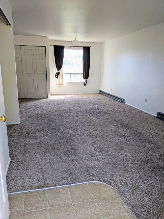 Entry and living/dining area - 515 NW State St