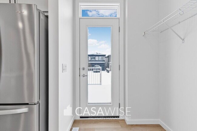 Building Photo - 8127-8228 228 St NW