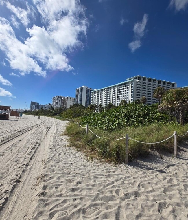 Building Photo - 2899 Collins Ave