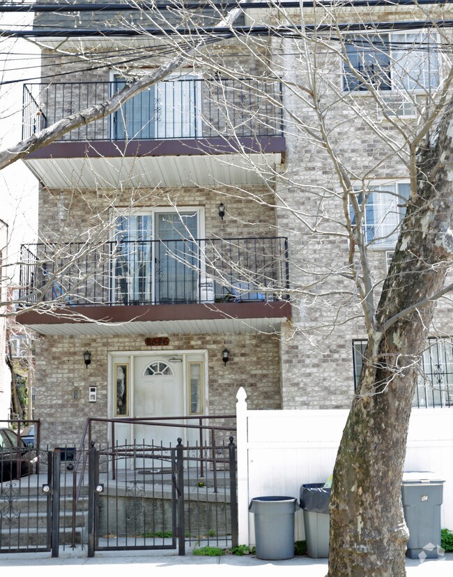 Building Photo - 2546 Colden Ave