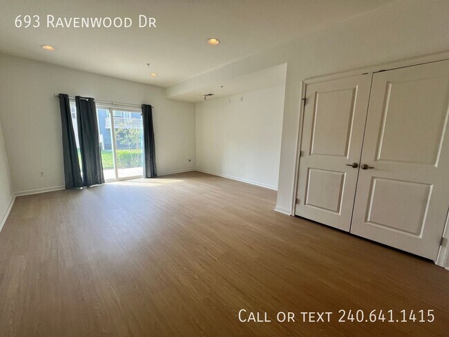Foto del edificio - 693 Ravenwood Dr