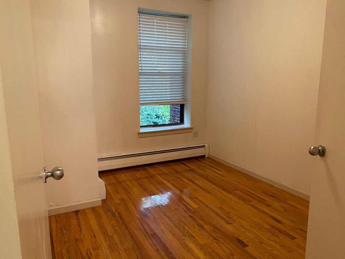 Foto del edificio - Large, Full-Floor Brownstone 1BR