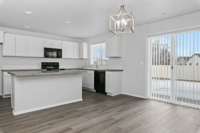 Building Photo - BEAUTIFUL & SPACIOUS 2636sf Nampa Home w/3-Car Garage
