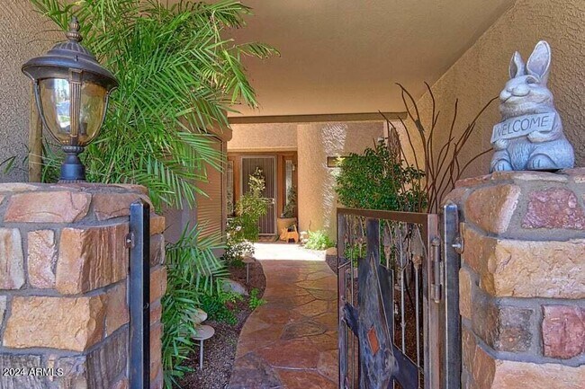 Foto del edificio - 8100 E Camelback Rd