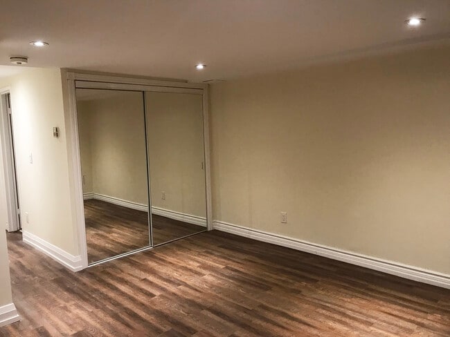 Photo du bâtiment - 233 Sorauren Av