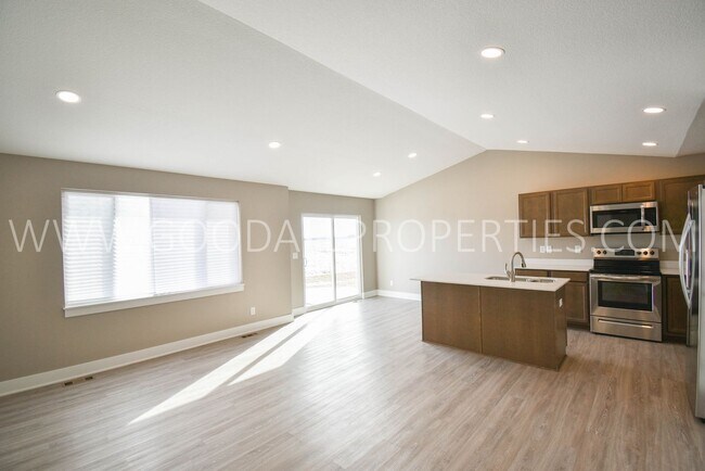 Foto del edificio - 3 Bedroom, 2 Bathroom Single Family Ranch with 2-Car attached garage