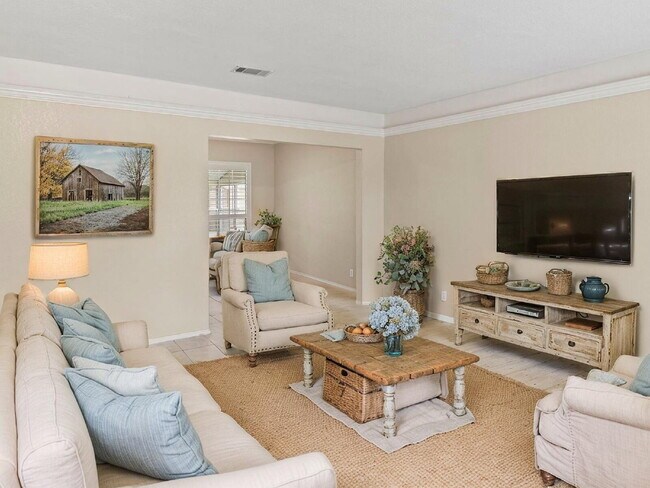 Building Photo - "Spacious 3-Bed Sanctuary with 2.5 Baths o...