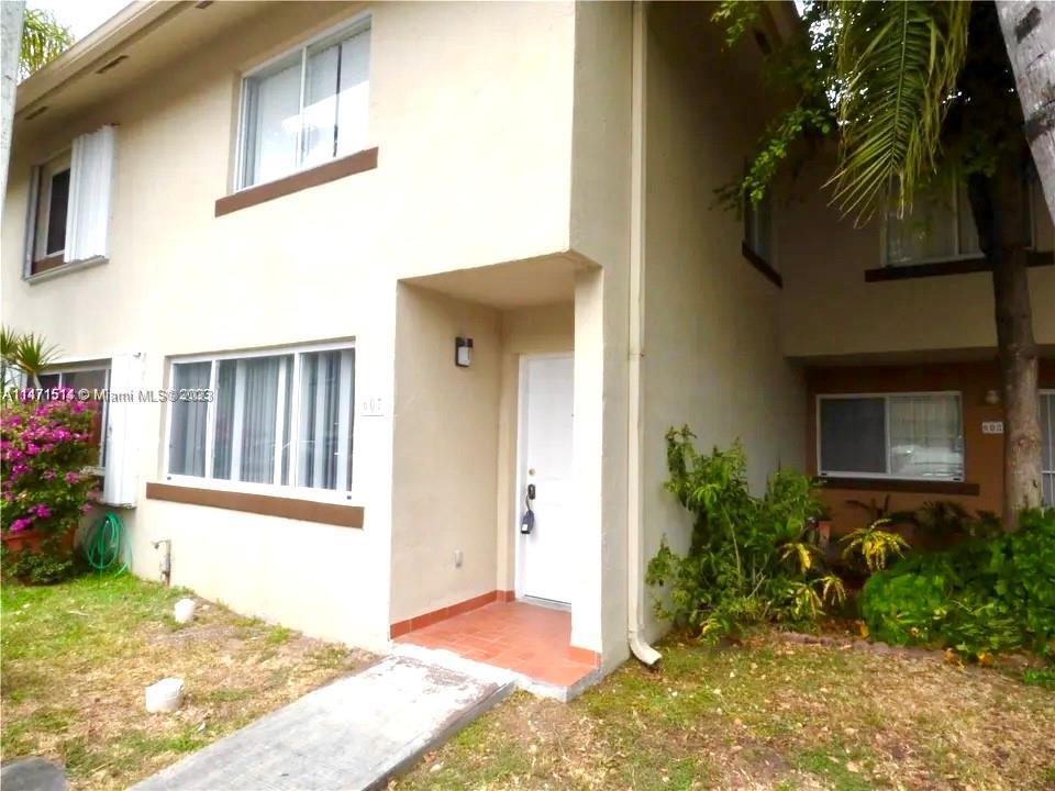 Foto principal - 531 NW 82nd Ave