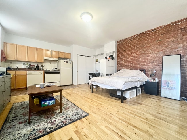 Building Photo - 36 AVENUE