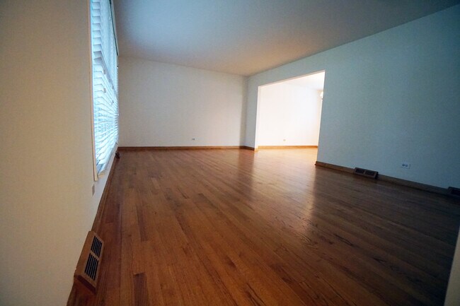 Foto del edificio - 6S546 Sussex Rd
