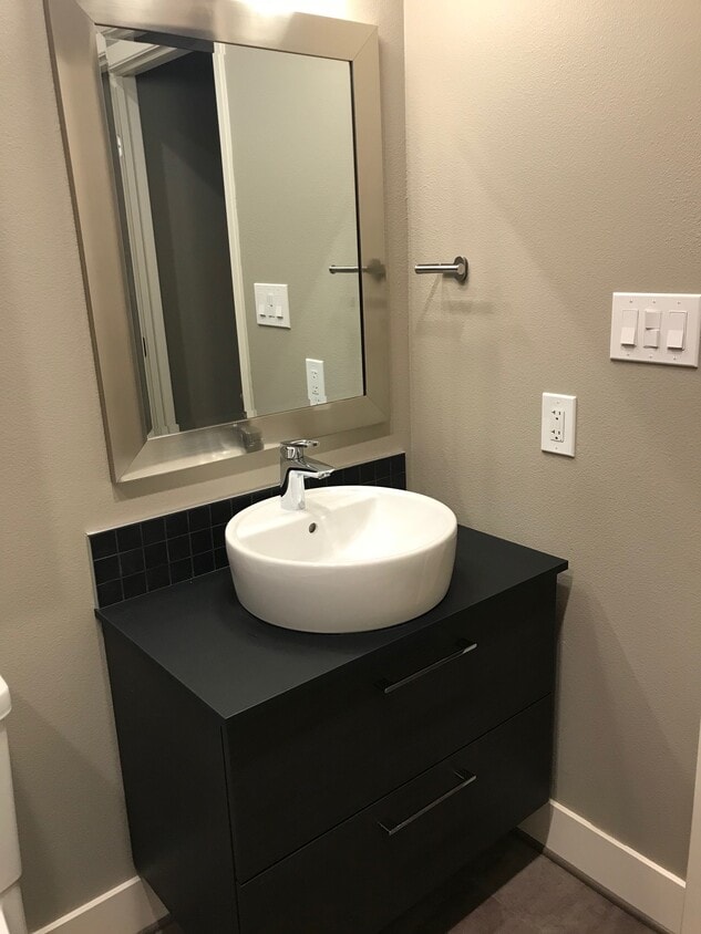 tocador de baño - 414 Kirman Ave.