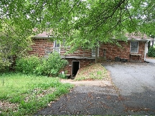 Building Photo - 220 Sandy Spring Pl