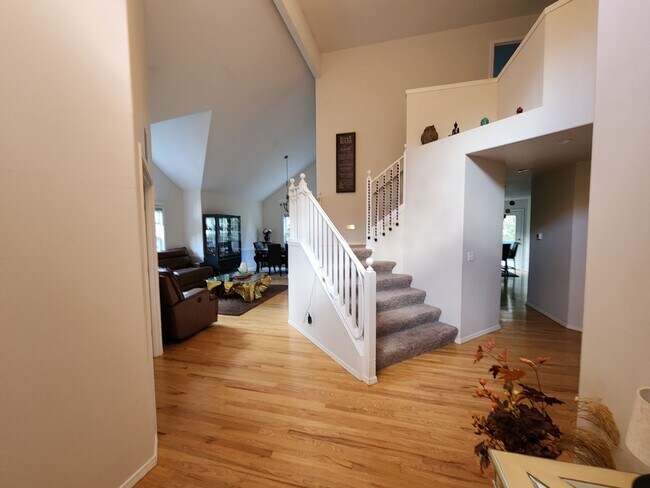 Building Photo - Large 5 bd Home
