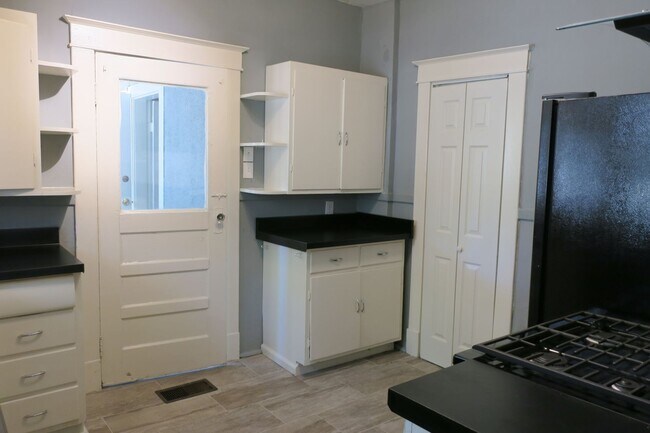 Building Photo - CHARMING MIDTOWN BUNGALOW