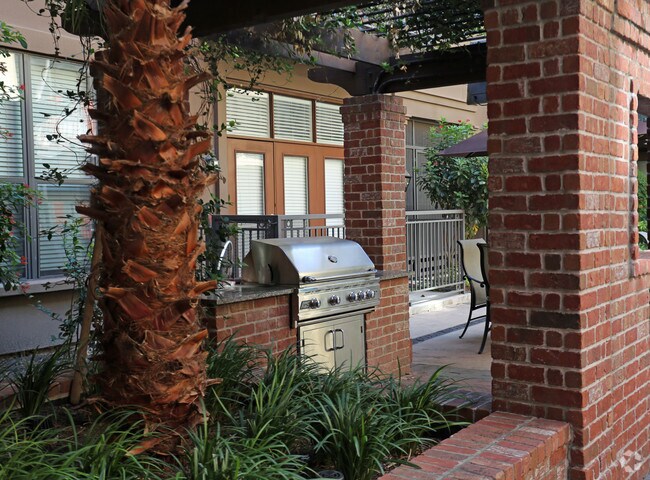 Piscina North Grill - La Maison River Oaks