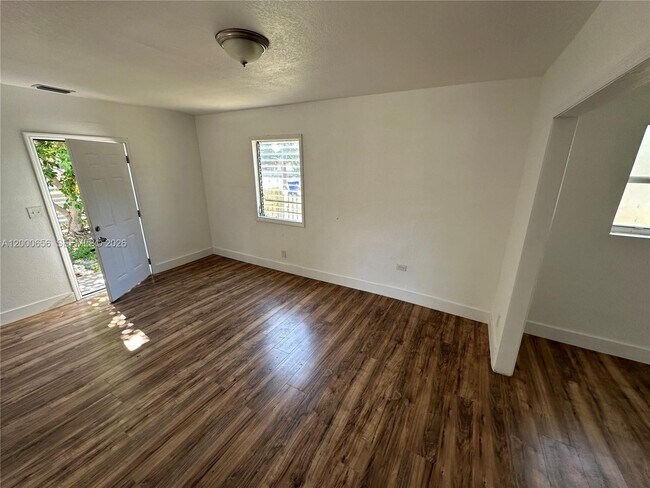 Foto del edificio - 5646 NW 3rd Ave