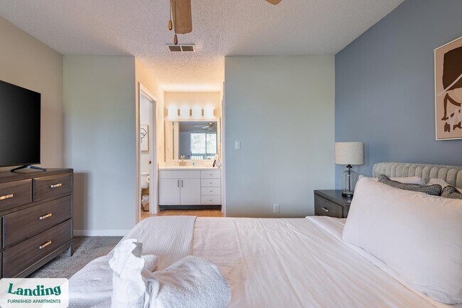 Building Photo - 1000 Palm Pl Dr NE