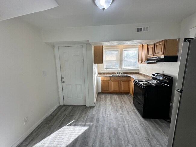 Foto del edificio - Three Bedroom Available Soon!