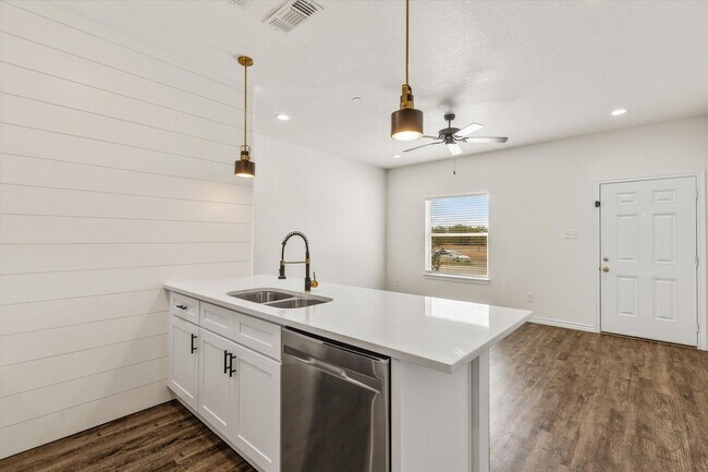 Building Photo - 1402 Courtney Place