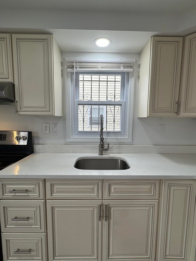 Building Photo - 375 WHITON St