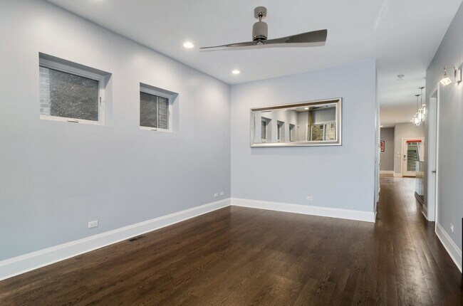 Building Photo - 3743 N Kenmore Ave