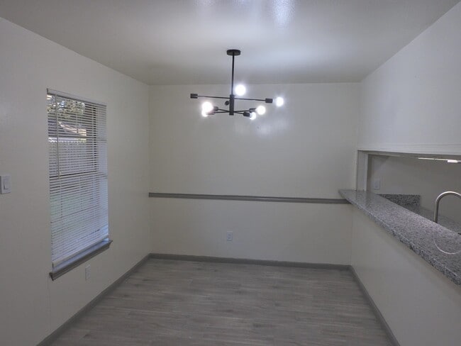 Building Photo - 408 E Coombs St