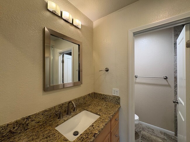 Building Photo - SD: Comfortable 2BD/2BA Condo in Golden Hill with A/C, Reserved Parking & In-Unit Laundry