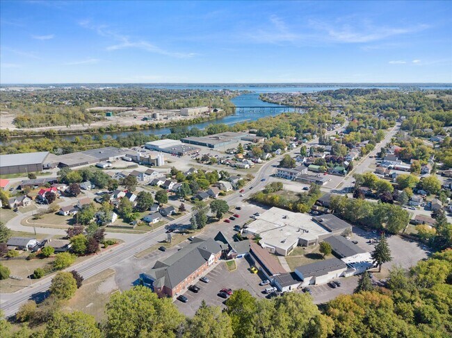Photo du bâtiment - Newly Renovated Bachelor Suites