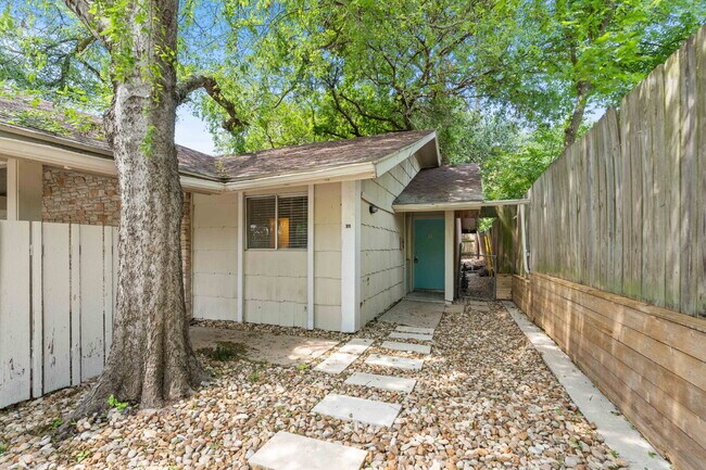 Building Photo - "Charming 2-Bedroom Retreat in Vibrant Aus...