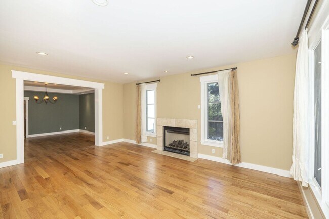 Foto del edificio - Lovingly Maintained 5 Bed, 3.5 Bath Execut...