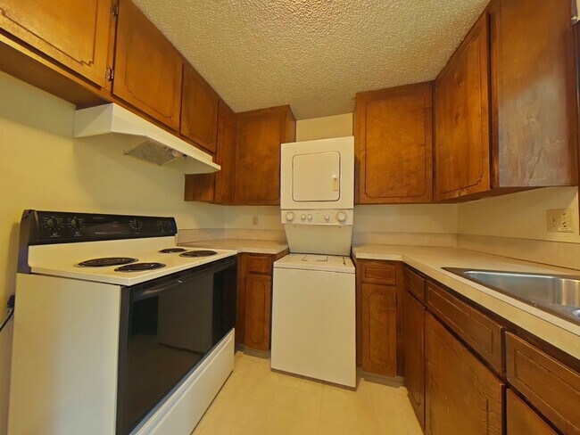 Building Photo - 2 Bedroom 4-Plex ~ South Corvallis ~ Small...