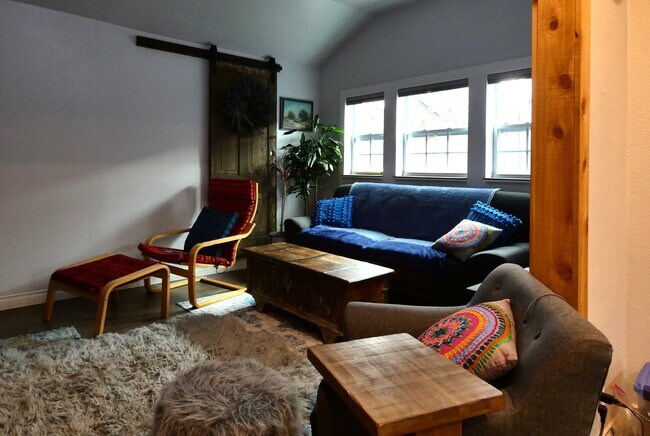 livingroom - 816 Ferry St SW
