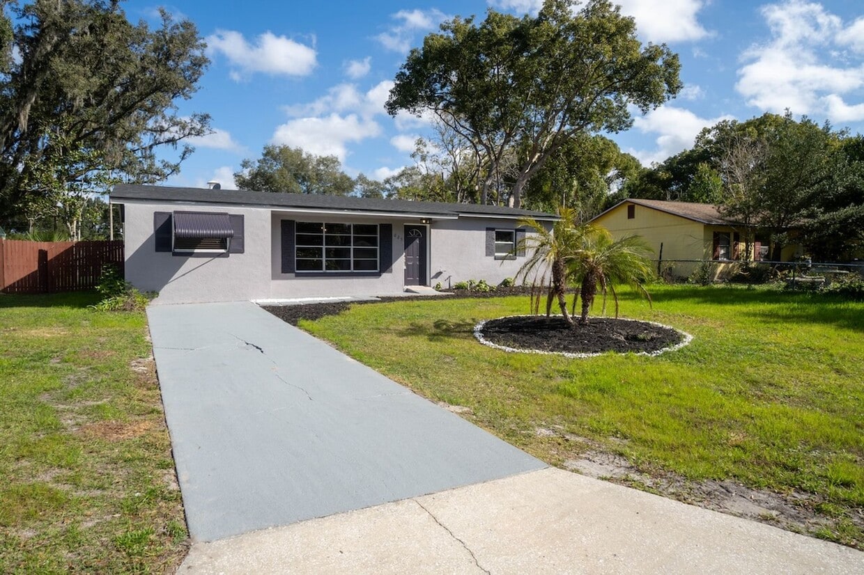 Updated 3/2 Pool Home in Apopka in the Mt. Plymouth Lakes Area - Updated 3/2 Pool Home in Apopka (Mt. Plymo...