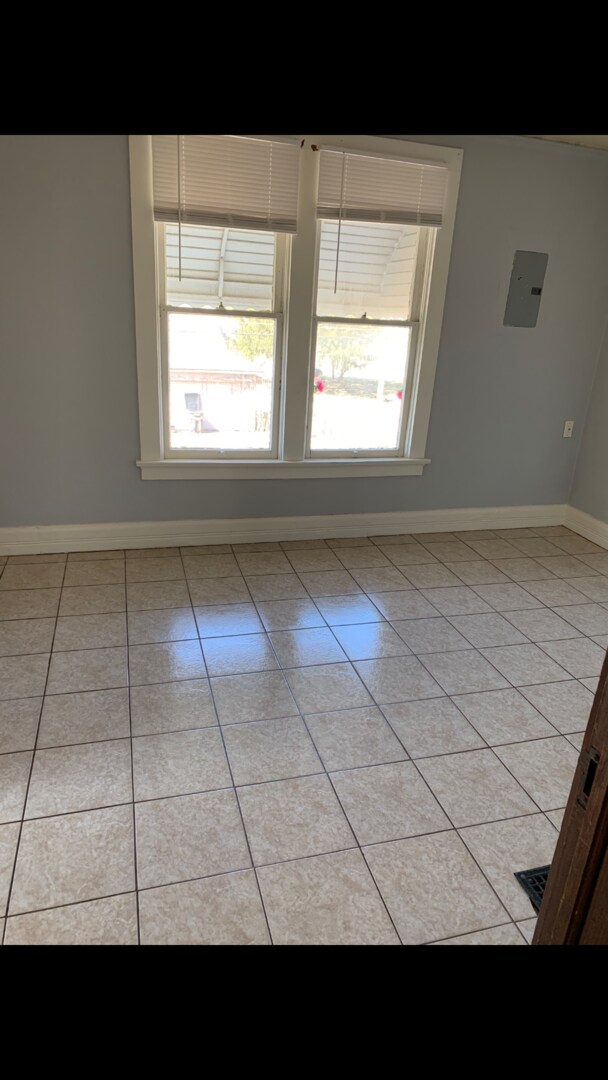 Building Photo - Second Floor Apt in Duplex near Weisser Park.