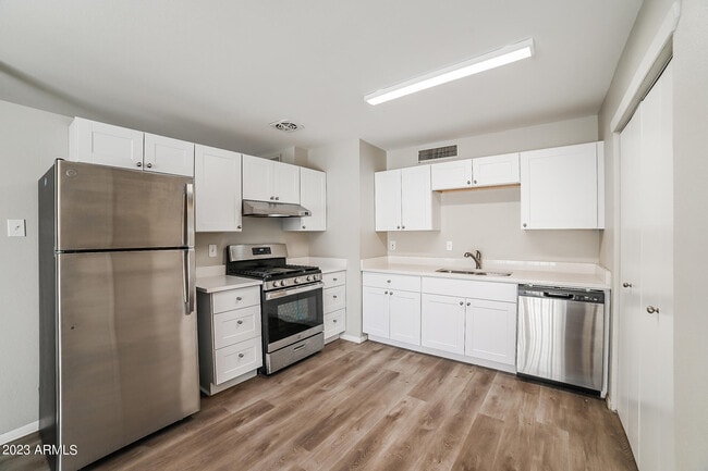 Building Photo - 3350 W Country Gables Dr