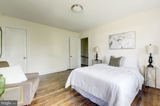 Foto del edificio - 3721 Windom Pl NW