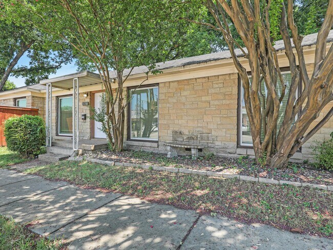 Foto del edificio - 6950 Hillcrest Ave