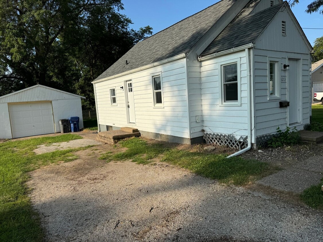 Primary Photo - Great Location smaller 2 bedroom house wit...