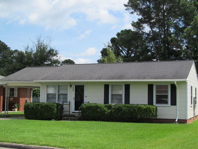 Foto del edificio - 3 Bed 1 Bath House with Spacious Backyard