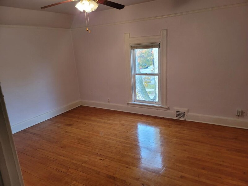 8225 W Burnham St Unit Upper (2nd Floor), West Allis, WI 53219 Room