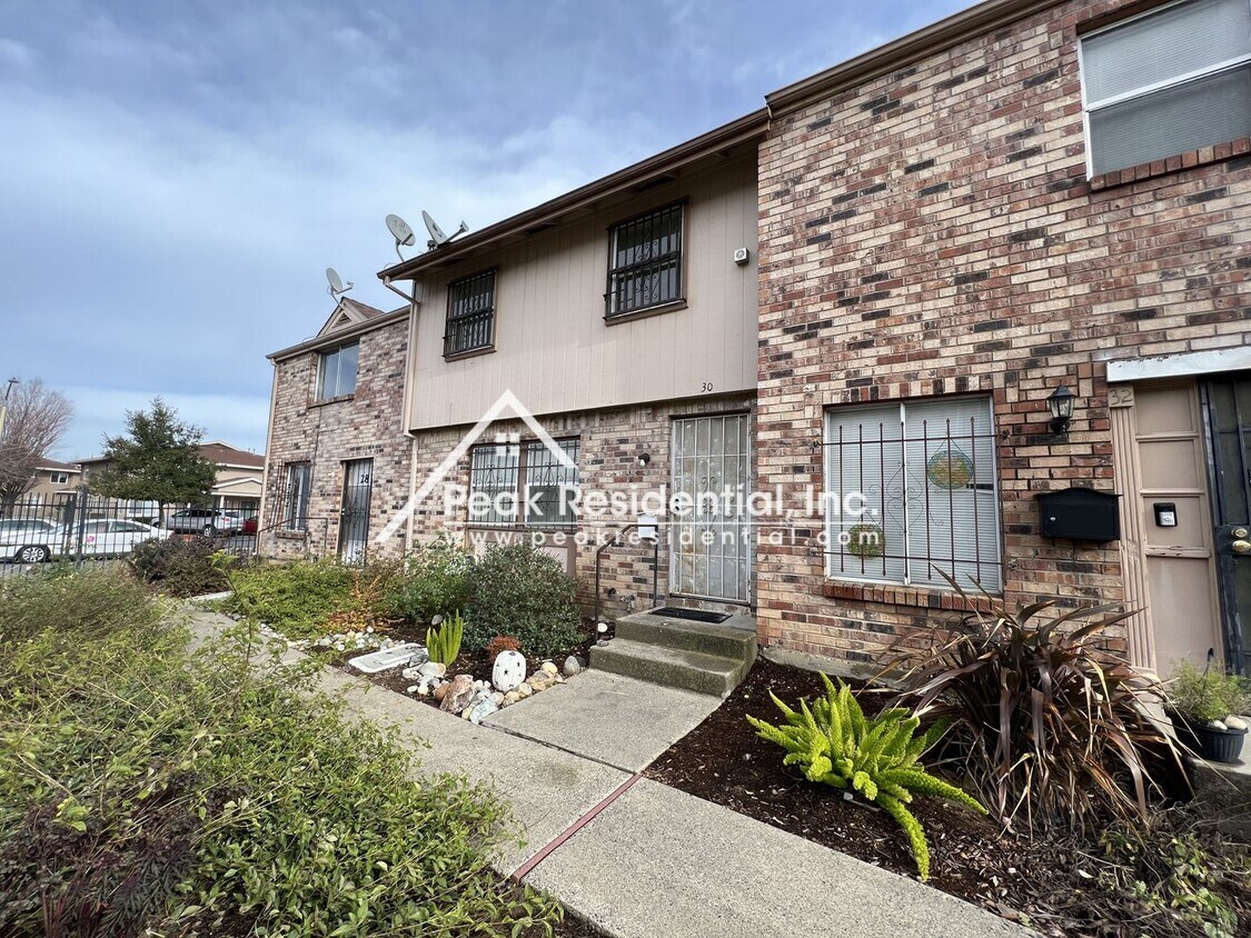 Primary Photo - Spacious 3bd/1.5ba Townhouse near Franklin...