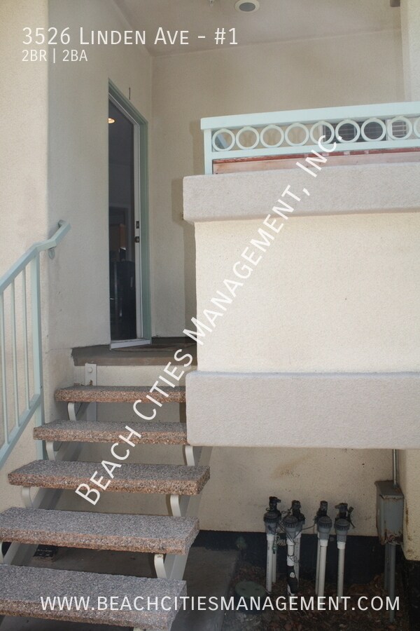 Building Photo - Multi-level Bixby Knolls Townhome with Pri...