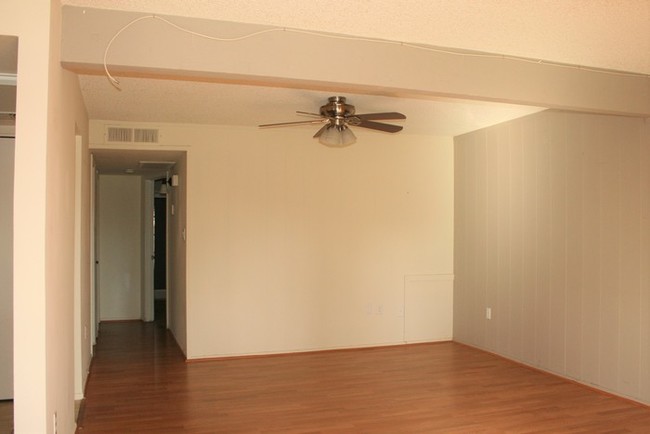 Building Photo - Charming 2bed/2bath patio home