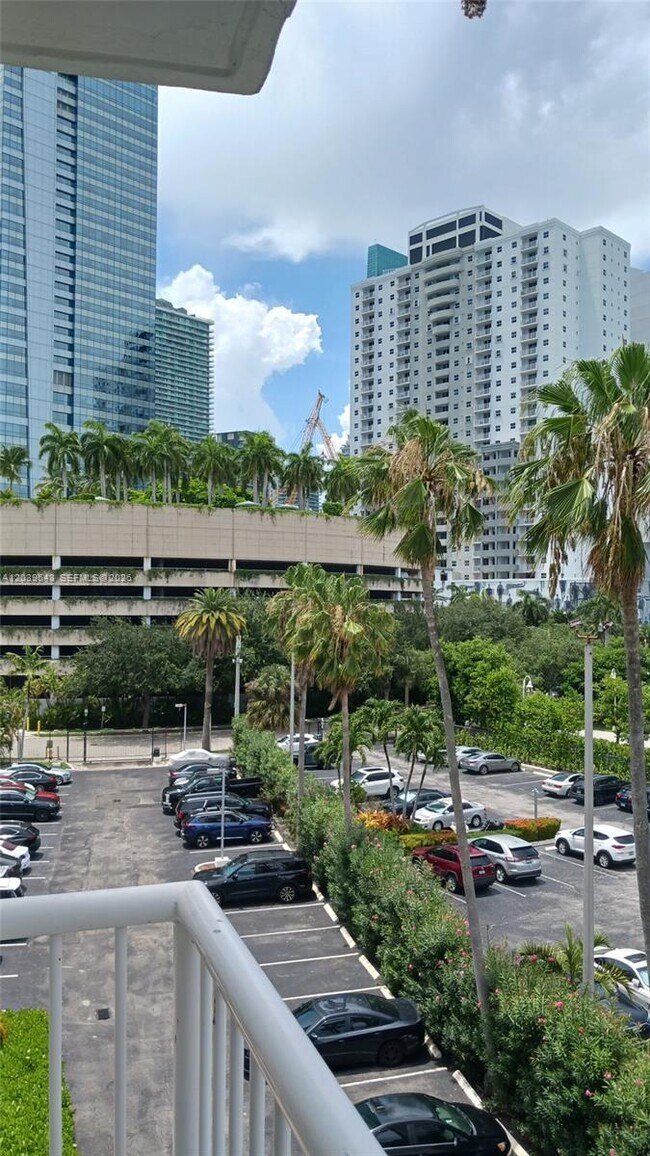 Foto del edificio - 1440 Brickell Bay Dr