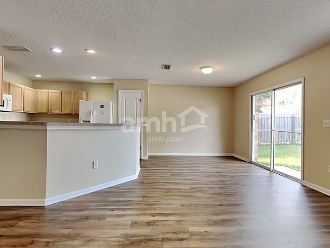 Building Photo - 11501 Brian Lakes Dr N