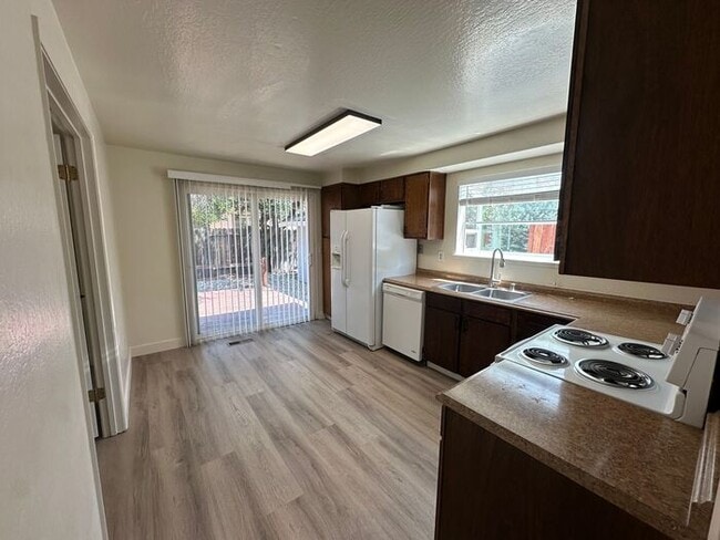 Building Photo - 1212 Junction Dr
